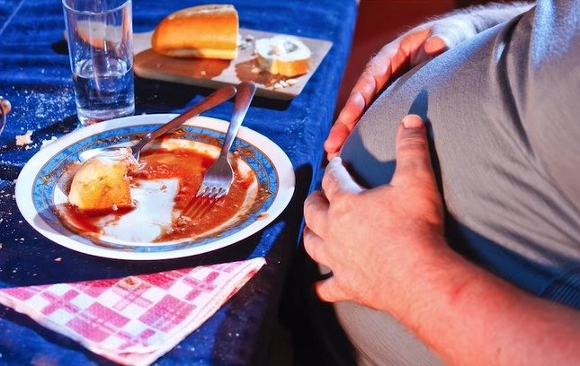 Uma dieta rica em alimentos processados e ricos em sal podem causar queimação