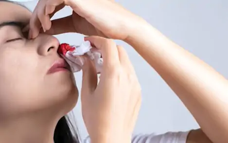 A compressão digital, utilizando dois dedos em forma de pinça, é o primeiro passo