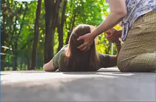 Proteja a cabeça da pessoa com as mãos ou objeto macio