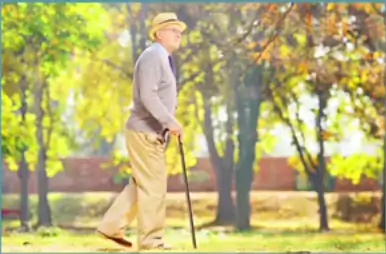As caminhadas podem causar quedas, devido o idoso levantar pouco os pés para andar