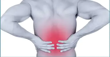 A dor nas costas é um sintoma frequente.