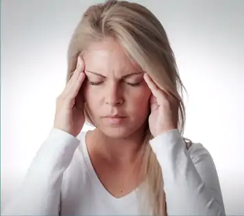 A dor de cabeça é um sintoma comum.