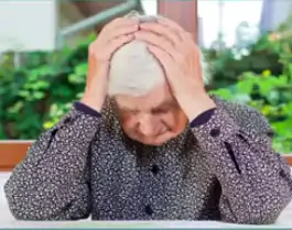 Acontece preferencialmente em pessoas com mais de 65 anos
