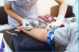 O exame de sangue confirma o diagnóstico da dengue.